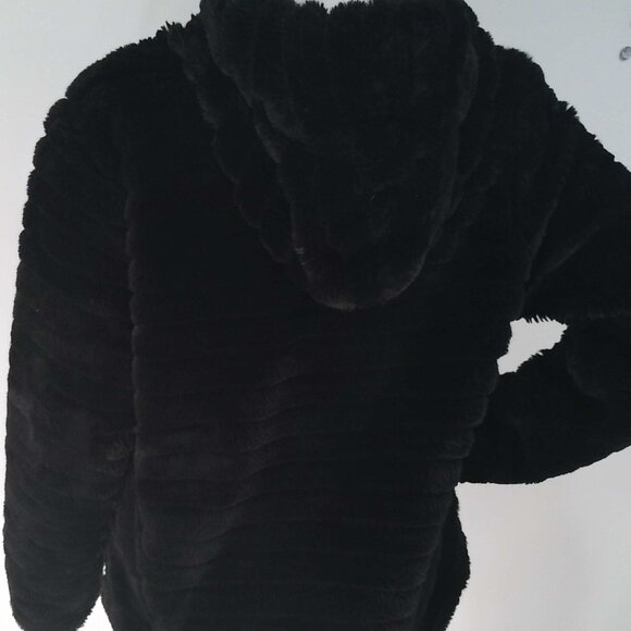 Women's Hooded Ribbed Faux Fur Jacket. Size is Large - Picture 3 of 14